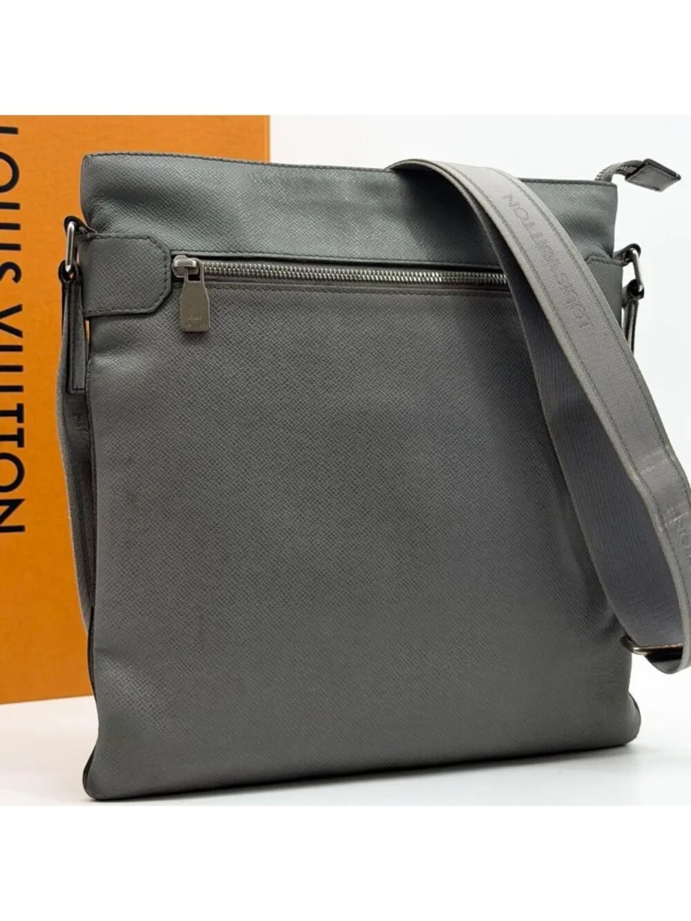Louis Vuitton Sasha Taiga Shoulder Bag Crossbody Leather Messenger
